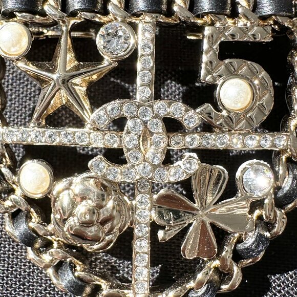 CHANEL 2023V GOLDEN CC LOGO BLACK LEATHER CHAIN SHIELD BROOCH PIN CHARM - Picture 9 of 16